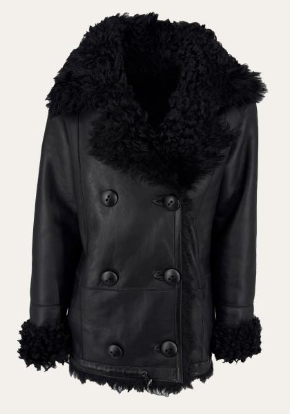 Curly-Lammfell-Wendejacke in Schwarz – zwei Looks ein Stil