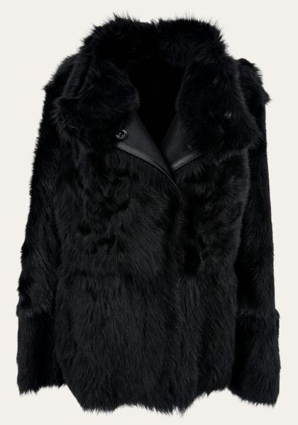 Wendbare Lammfelljacke – Anmut und Sanftheit in Bewegung und Form